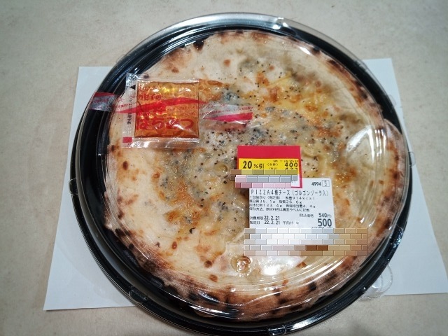 スーパーベルクで買える、ピザ３種のチーズ　ゴルゴンゾーラ入