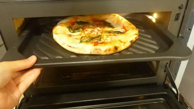 ピザをビストロの上段に入れる。